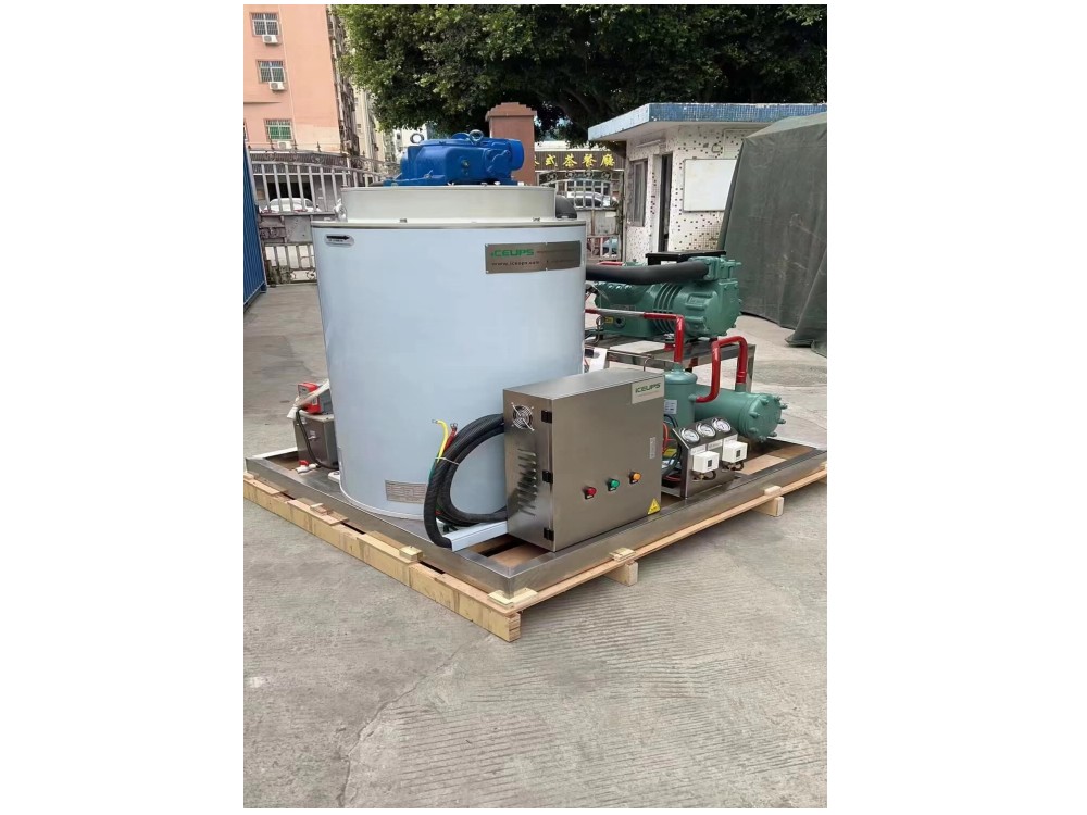 日產(chǎn)量六噸片冰機(jī)，厄瓜多爾客戶量身定制比澤爾機(jī)頭，全不銹鋼結(jié)構(gòu)，高端工藝，非標(biāo)電壓，水冷系統(tǒng)，即將裝柜上船！