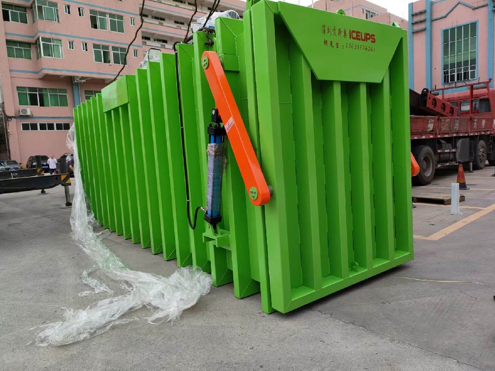 今天，又一臺(tái)處理量三噸的果蔬真空預(yù)冷機(jī)，出口到南美厄瓜多爾，量身定制比澤爾機(jī)頭、普旭真空泵、節(jié)能捕水新技術(shù)，真空系統(tǒng)、真空箱體裝滿40尺開頂柜集裝箱。